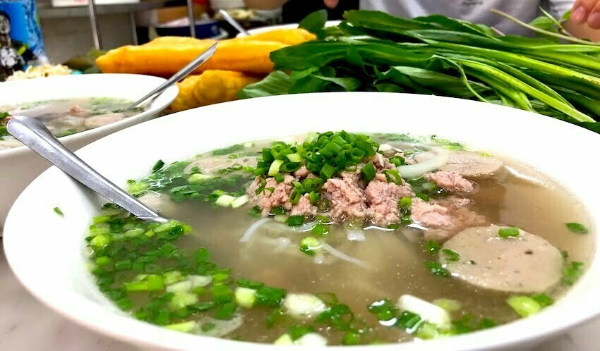 local guide to find authentic pho noodle soup in ho chi minh